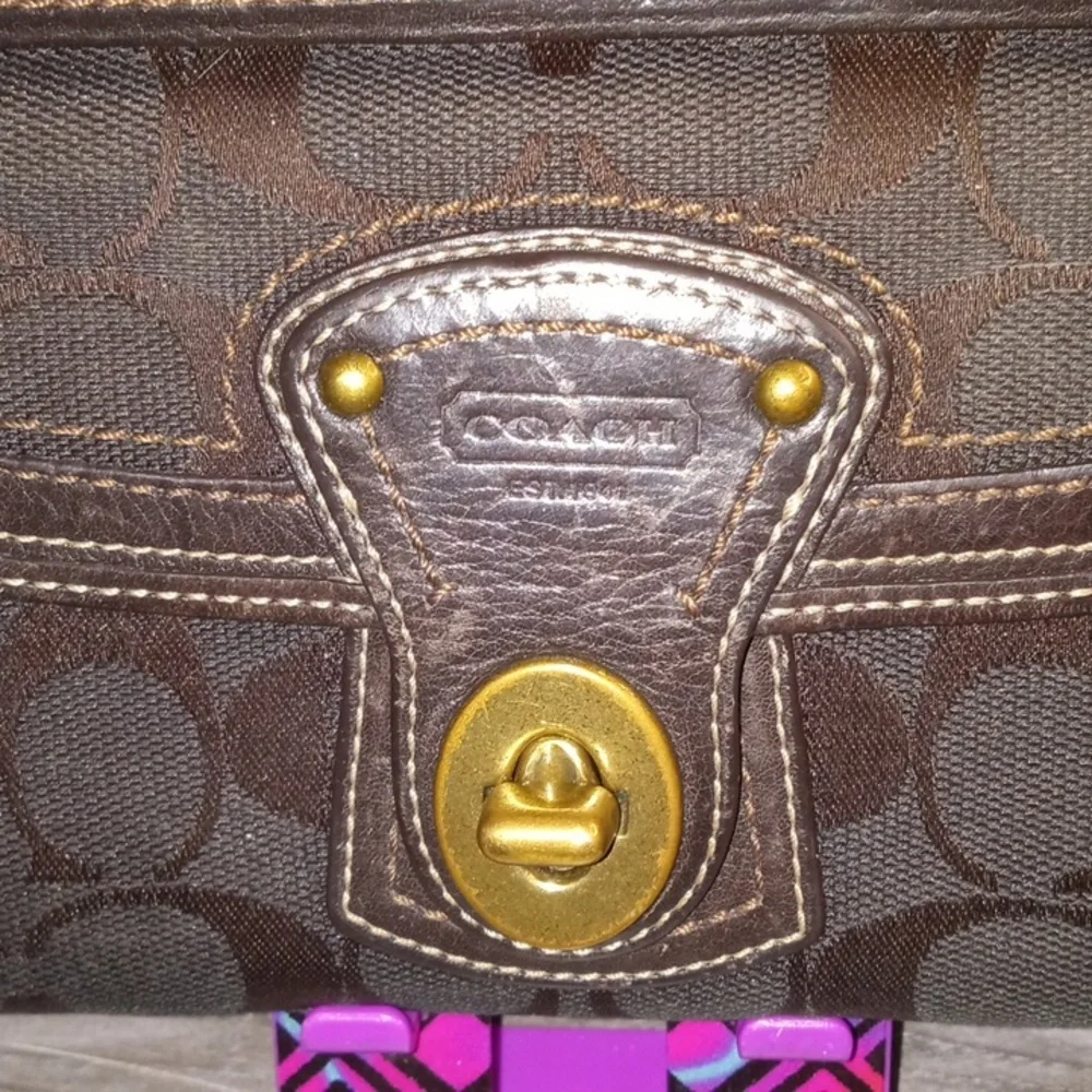 Coach Signature Vintage Kiss Lock And Multi Colored Interior Trifold Wallet - Picture 3 of 13
